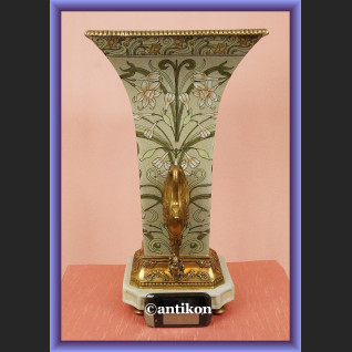 Wazon pałacowy z figurami łabędzi Wazon pałacowy z figurami łabędzi