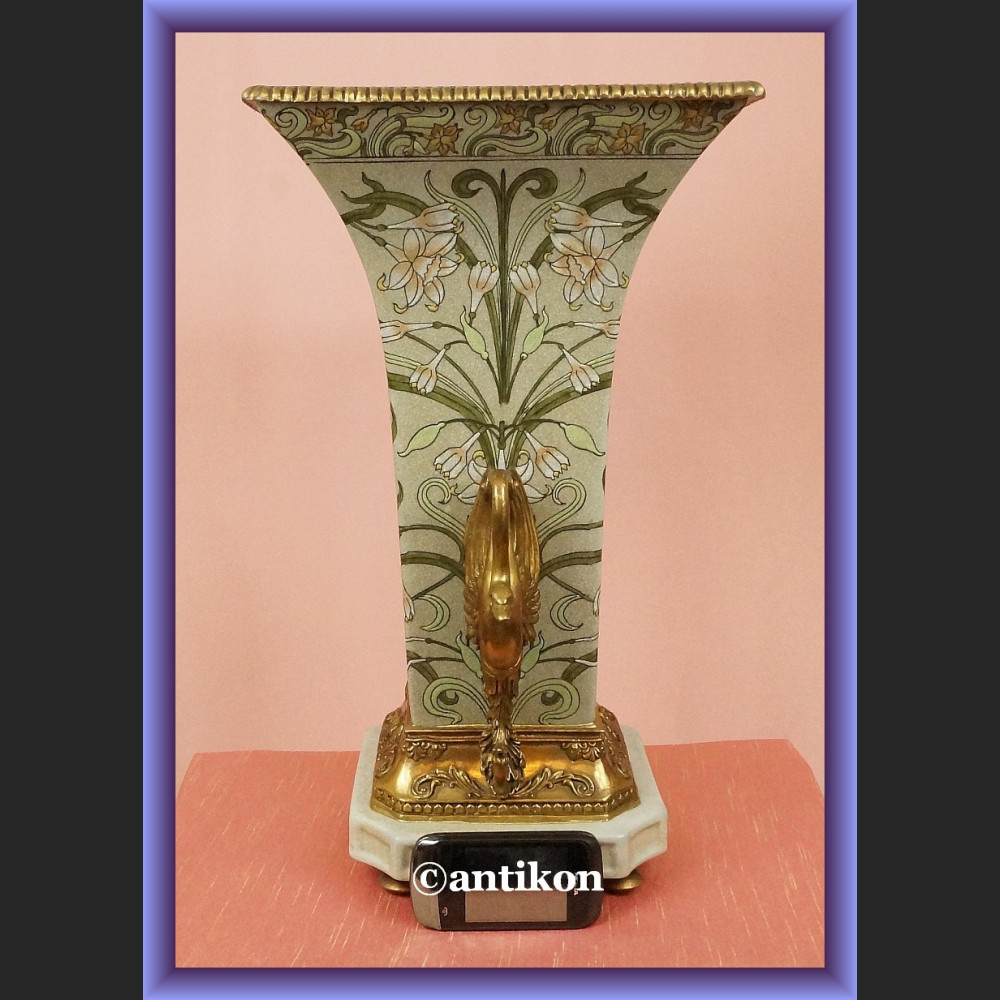 Wazon pałacowy z figurami łabędzi Wazon pałacowy z figurami łabędzi