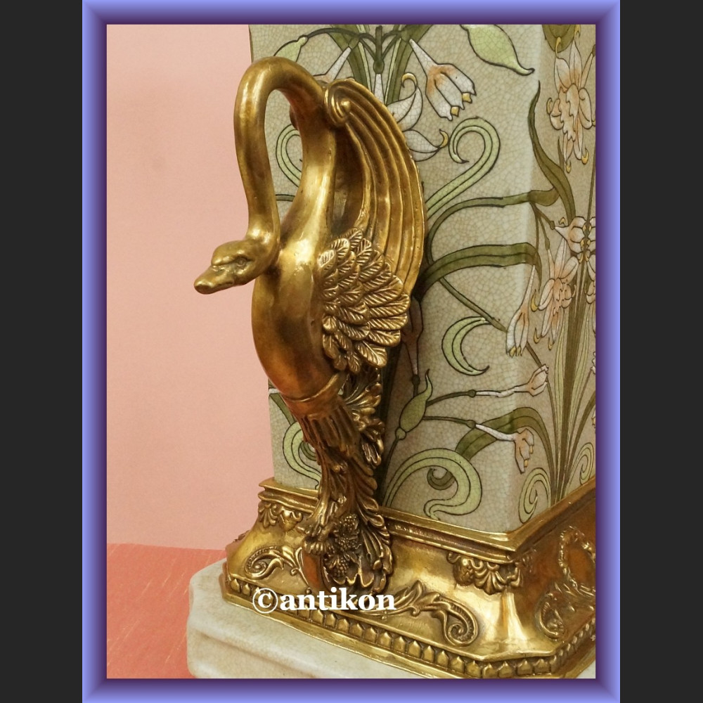 Wazon pałacowy z figurami łabędzi Wazon pałacowy z figurami łabędzi