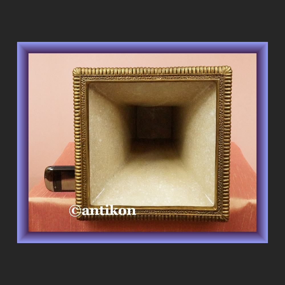 Wazon pałacowy z figurami łabędzi Wazon pałacowy z figurami łabędzi