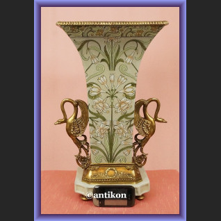 Wazon pałacowy z figurami łabędzi Wazon pałacowy z figurami łabędzi