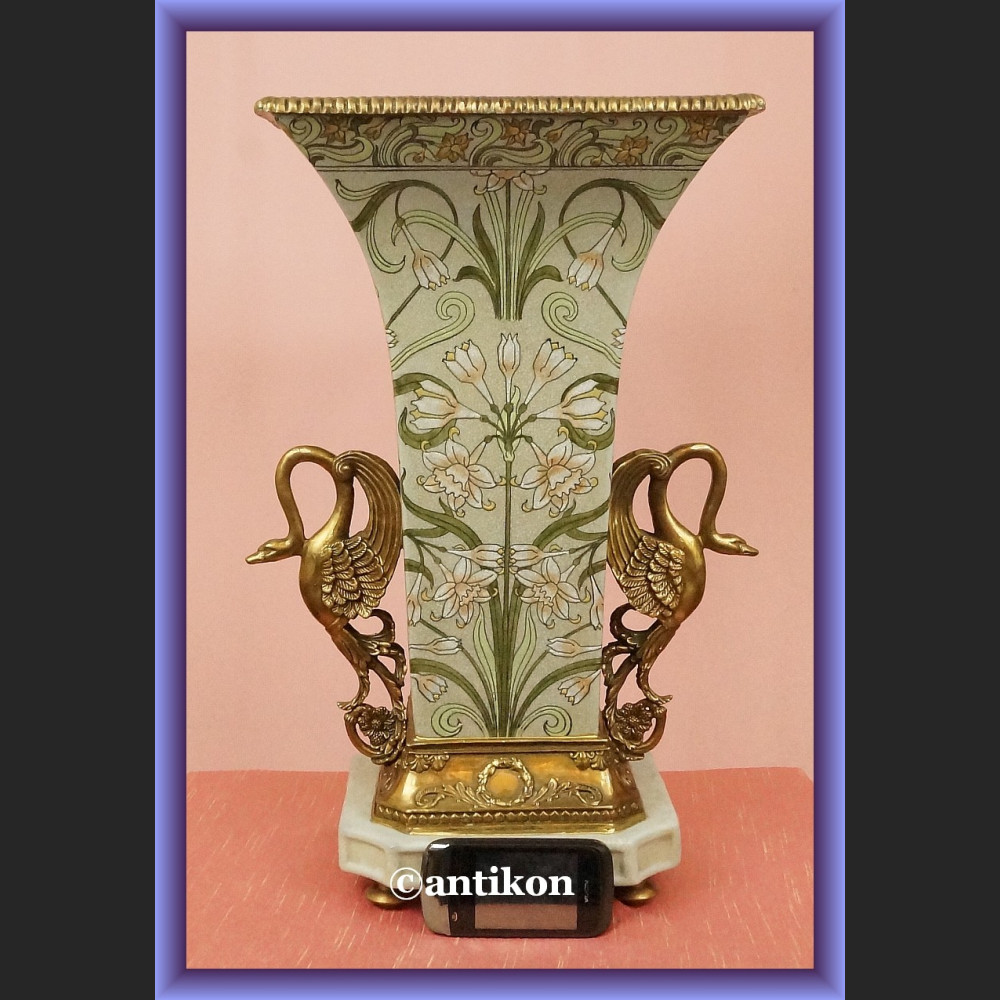 Wazon pałacowy z figurami łabędzi Wazon pałacowy z figurami łabędzi