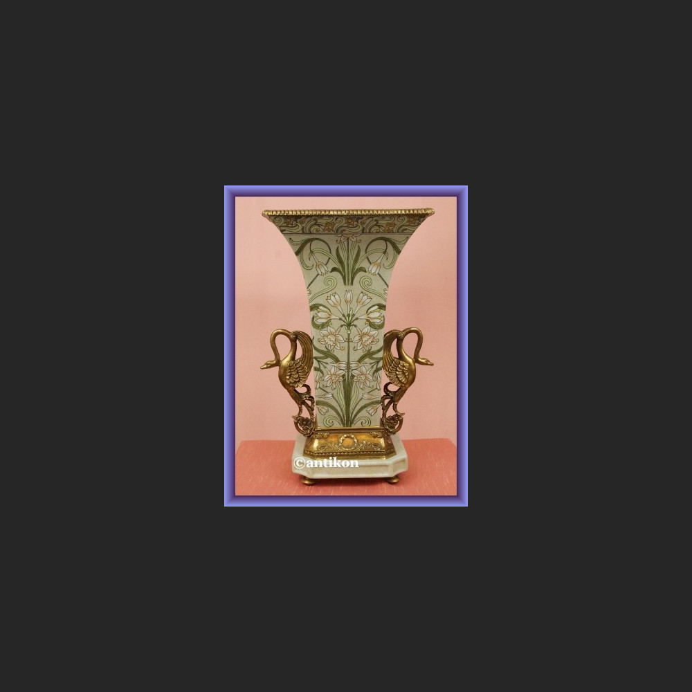 Wazon pałacowy z figurami łabędzi Wazon pałacowy z figurami łabędzi