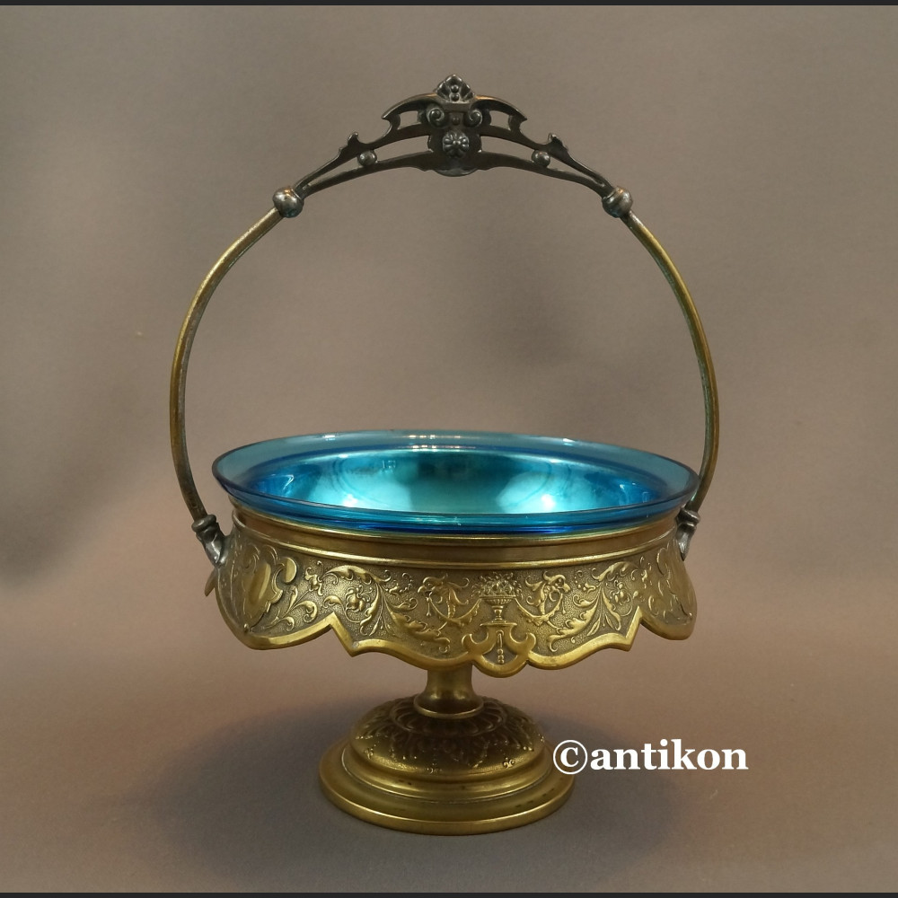 Cukiernica secesyjna z niebieskim szkłem