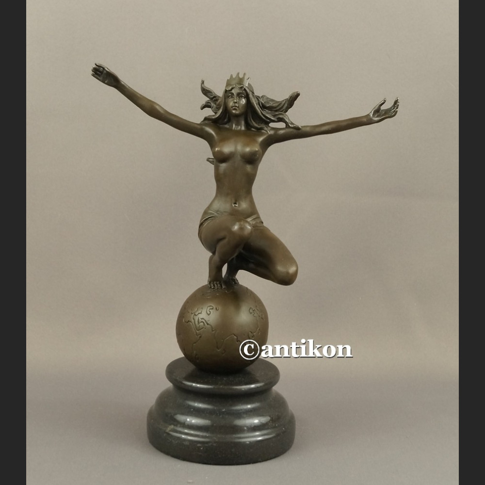 Rzeźba akt kobiety jak Gaja Matka Ziemia 