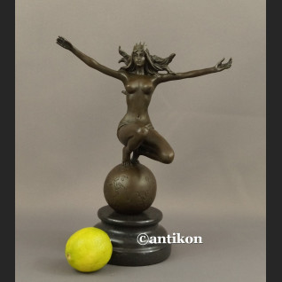 Rzeźba akt kobiety jak Gaja Matka Ziemia 