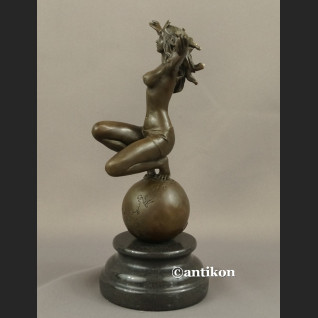 Rzeźba akt kobiety jak Gaja Matka Ziemia 