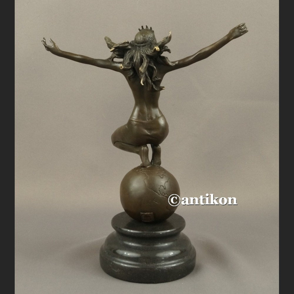 Rzeźba akt kobiety jak Gaja Matka Ziemia 