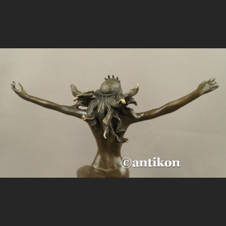 Rzeźba akt kobiety jak Gaja Matka Ziemia 