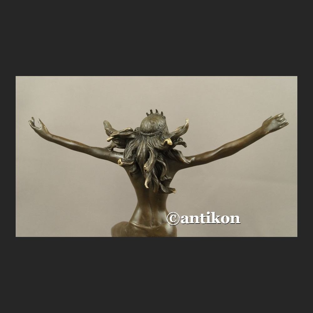 Rzeźba akt kobiety jak Gaja Matka Ziemia 