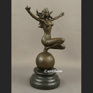 Rzeźba akt kobiety jak Gaja Matka Ziemia 