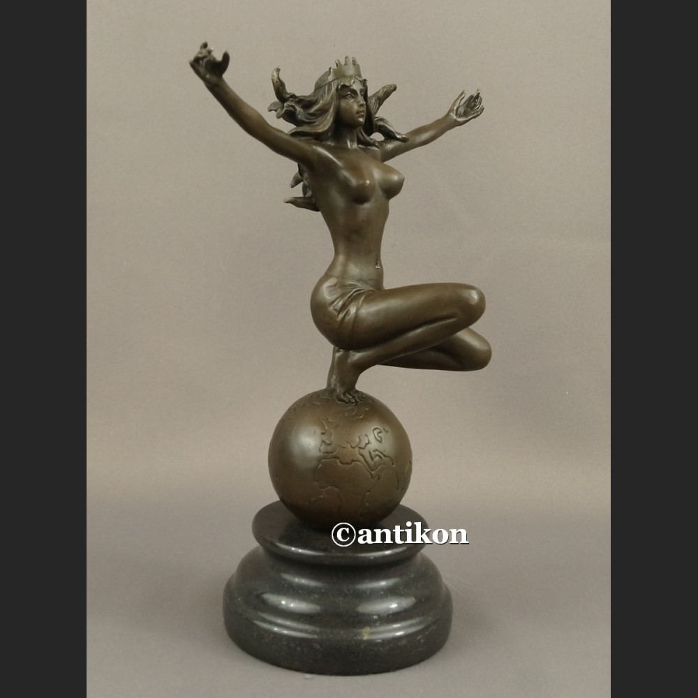 Rzeźba akt kobiety jak Gaja Matka Ziemia 