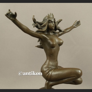 Rzeźba akt kobiety jak Gaja Matka Ziemia 