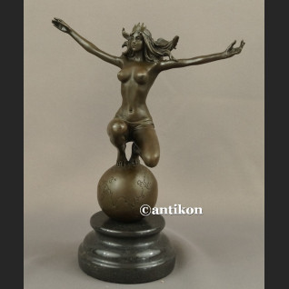 Rzeźba akt kobiety jak Gaja Matka Ziemia 