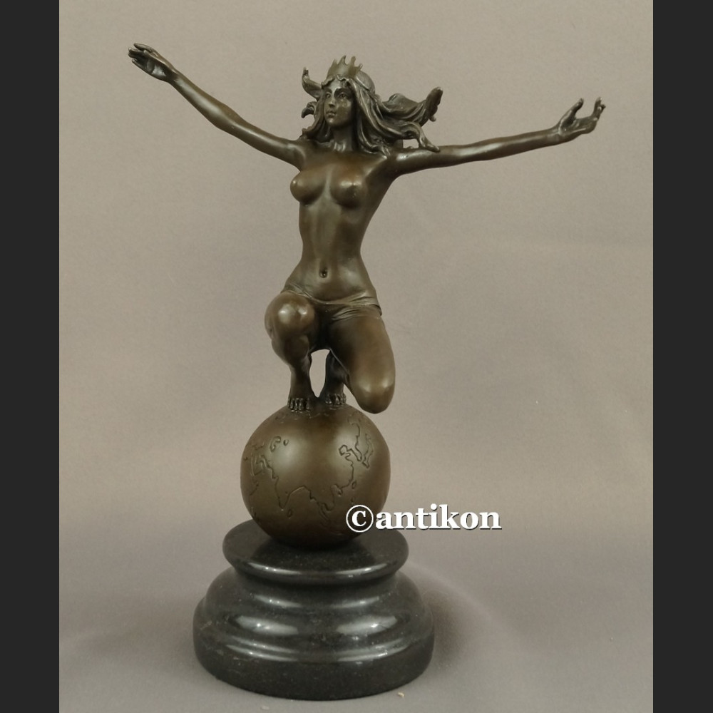 Rzeźba akt kobiety jak Gaja Matka Ziemia 