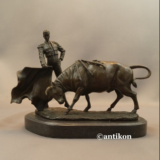 Torreador z bykiem rzeźba z brązu 