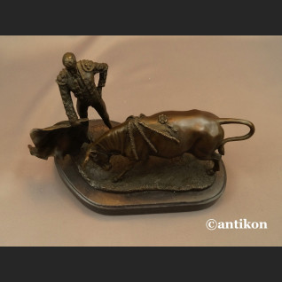 Torreador z bykiem rzeźba z brązu 