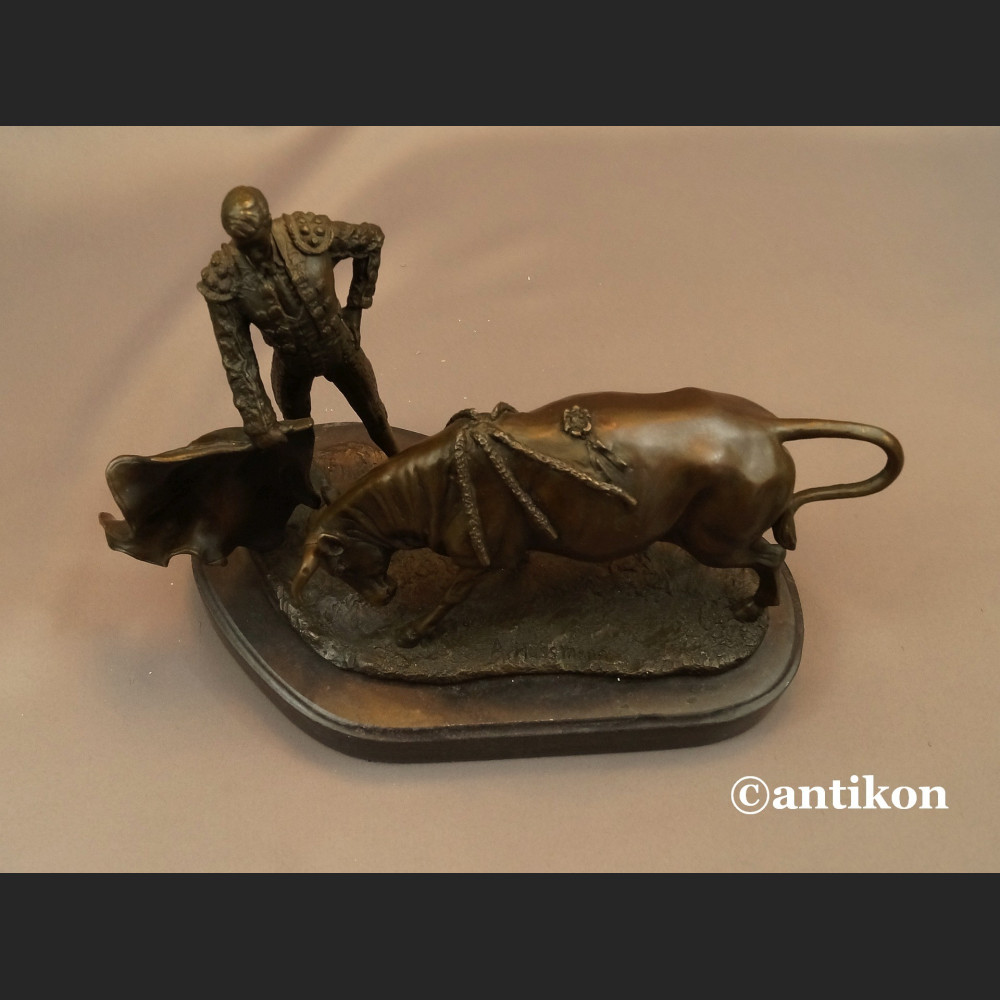 Torreador z bykiem rzeźba z brązu 