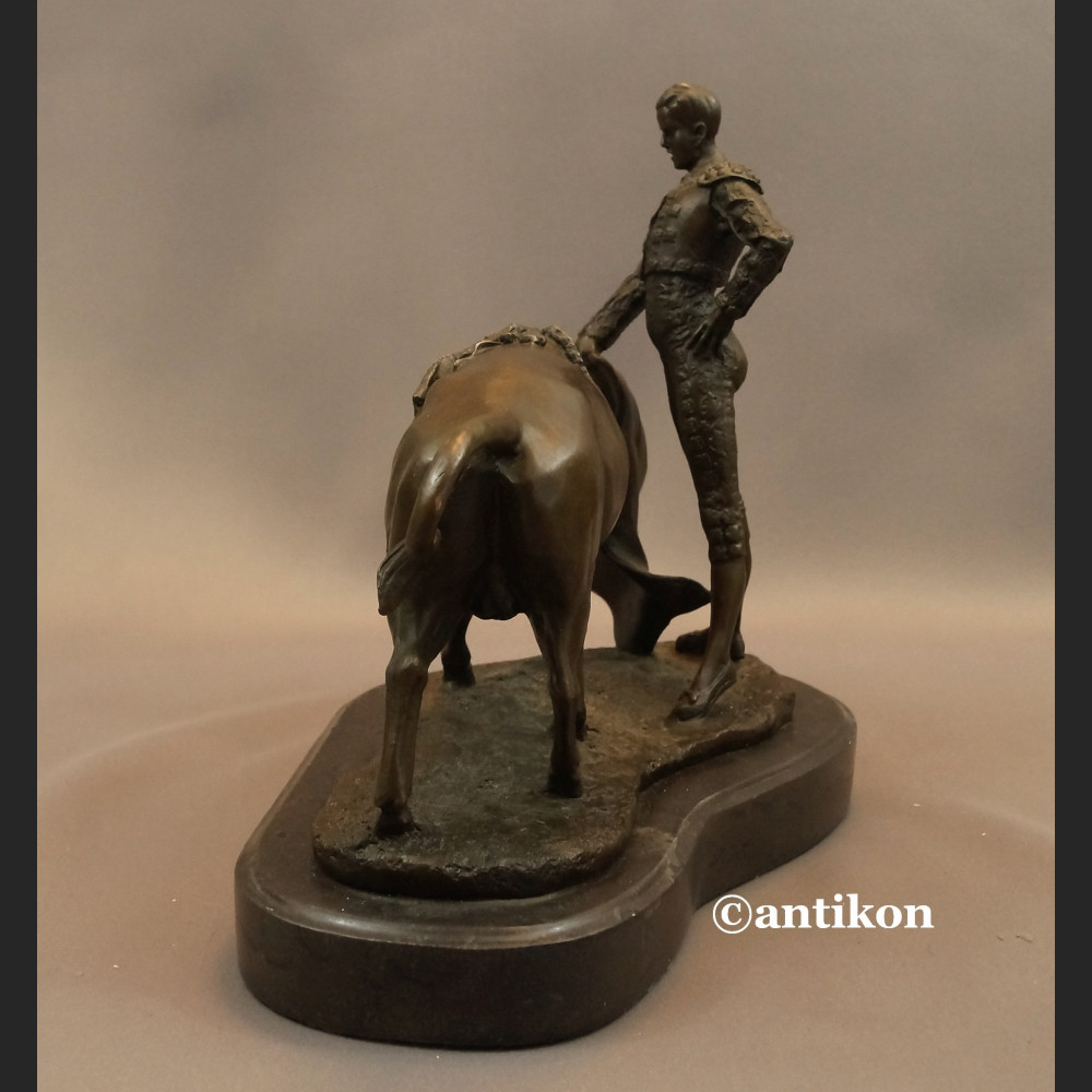 Torreador z bykiem rzeźba z brązu 