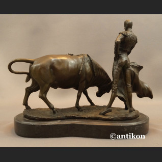 Torreador z bykiem rzeźba z brązu 