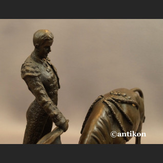 Torreador z bykiem rzeźba z brązu 