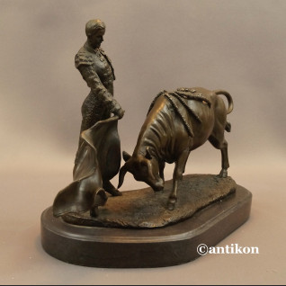 Torreador z bykiem rzeźba z brązu 