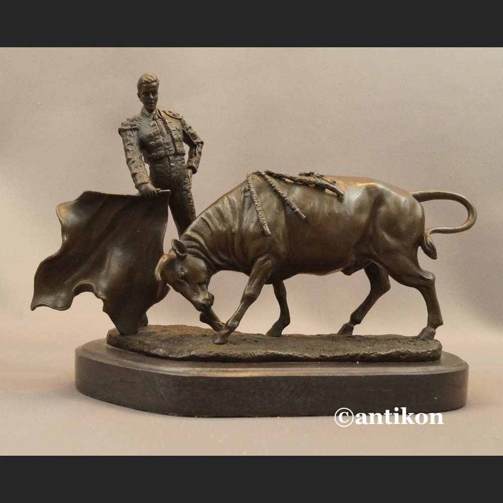 Torreador z bykiem rzeźba z brązu