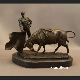Torreador z bykiem rzeźba z brązu 
