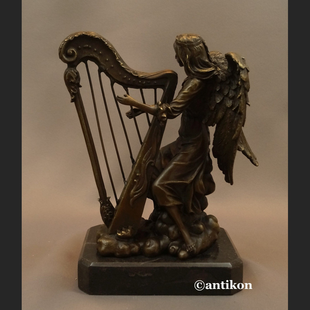Anioł grający na harfie rzeźba z brązu Anioł grający na harfie rzeźba z brązu