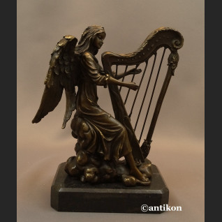Anioł grający na harfie rzeźba z brązu Anioł grający na harfie rzeźba z brązu