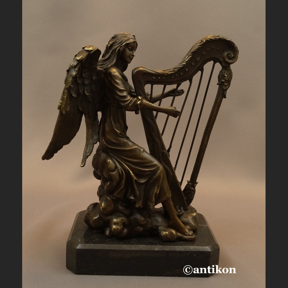 Anioł grający na harfie rzeźba z brązu Anioł grający na harfie rzeźba z brązu