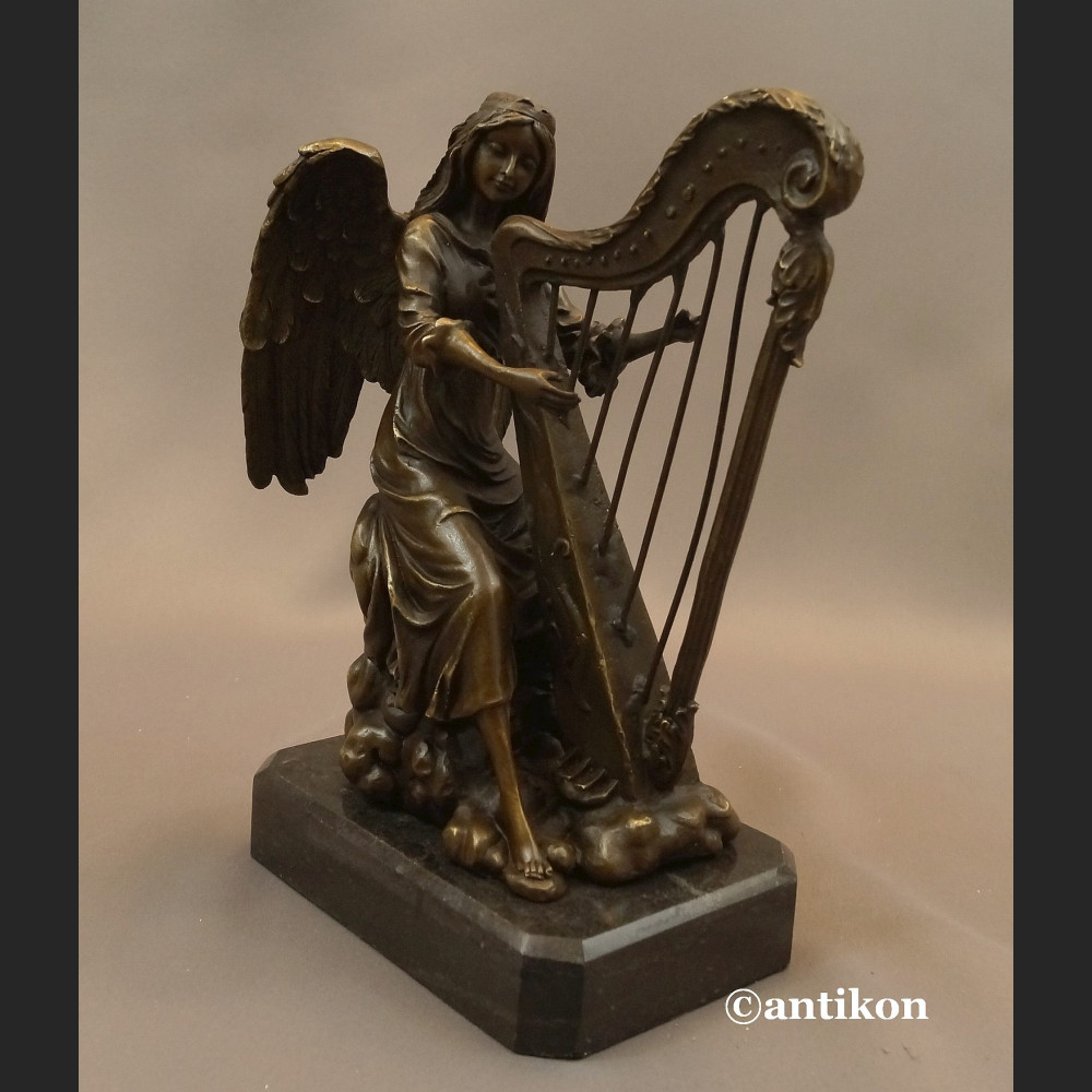 Anioł grający na harfie rzeźba z brązu