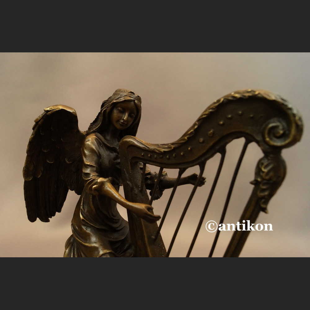 Anioł grający na harfie rzeźba z brązu Anioł grający na harfie rzeźba z brązu