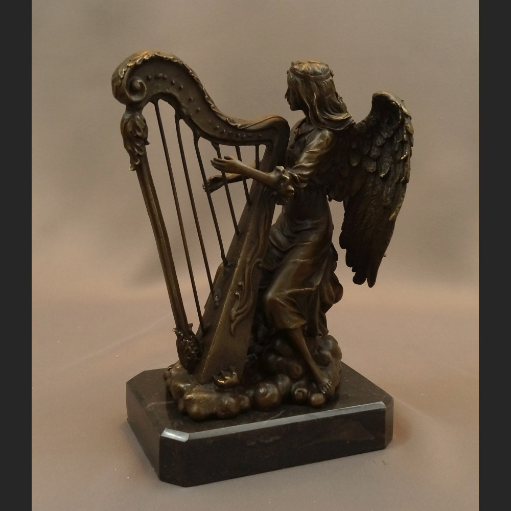 Anioł grający na harfie rzeźba z brązu Anioł grający na harfie rzeźba z brązu