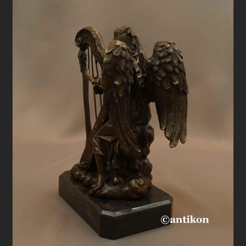 Anioł grający na harfie rzeźba z brązu Anioł grający na harfie rzeźba z brązu