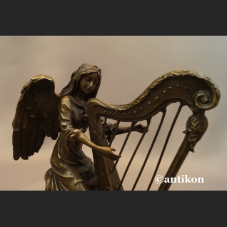 Anioł grający na harfie rzeźba z brązu Anioł grający na harfie rzeźba z brązu