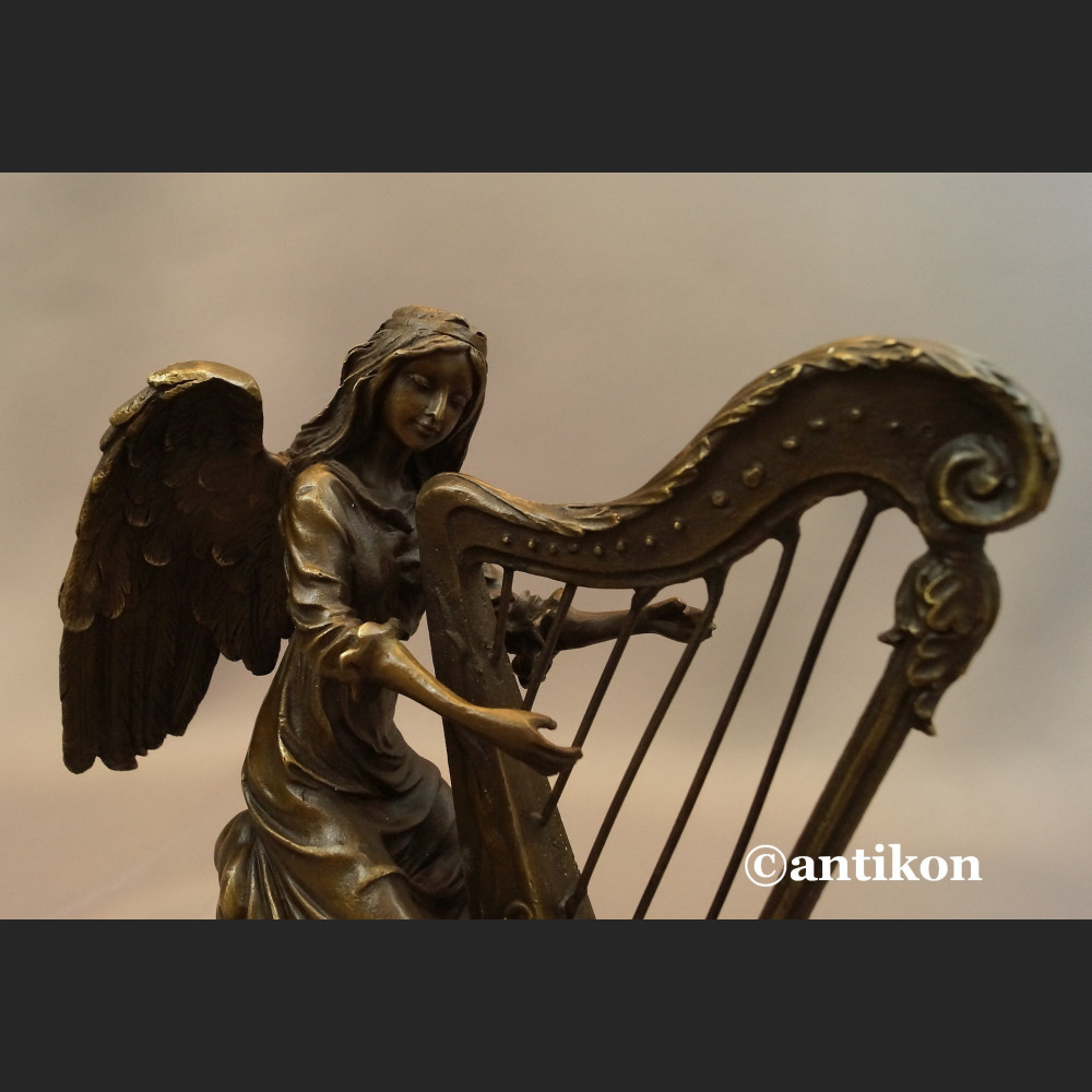 Anioł grający na harfie rzeźba z brązu Anioł grający na harfie rzeźba z brązu