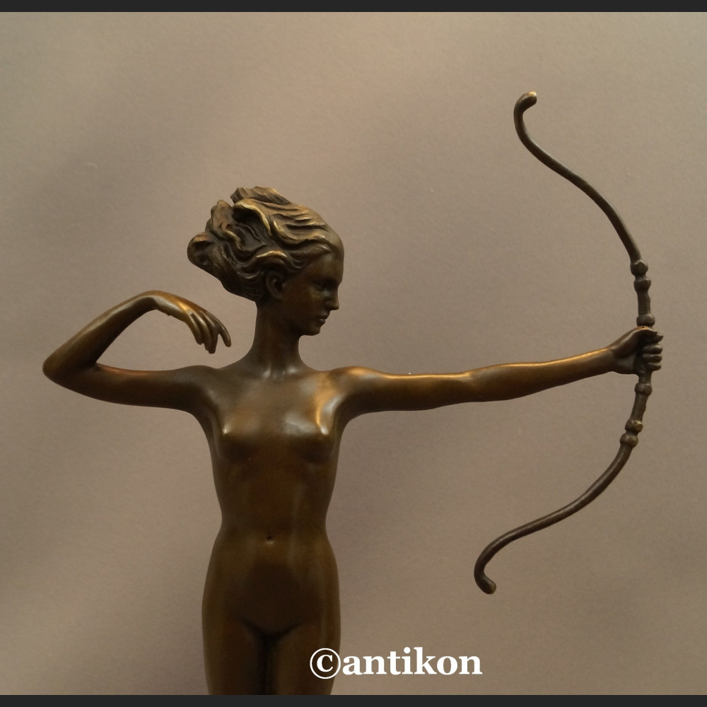 Diana akt z brązu Art Deco dziewczyna z łukiem  Diana akt z brązu Art Deco dziewczyna z łukiem