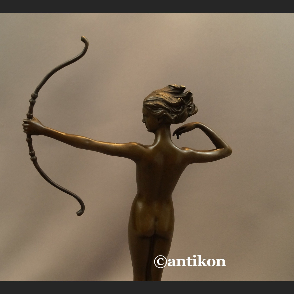 Diana akt z brązu Art Deco dziewczyna z łukiem  Diana akt z brązu Art Deco dziewczyna z łukiem