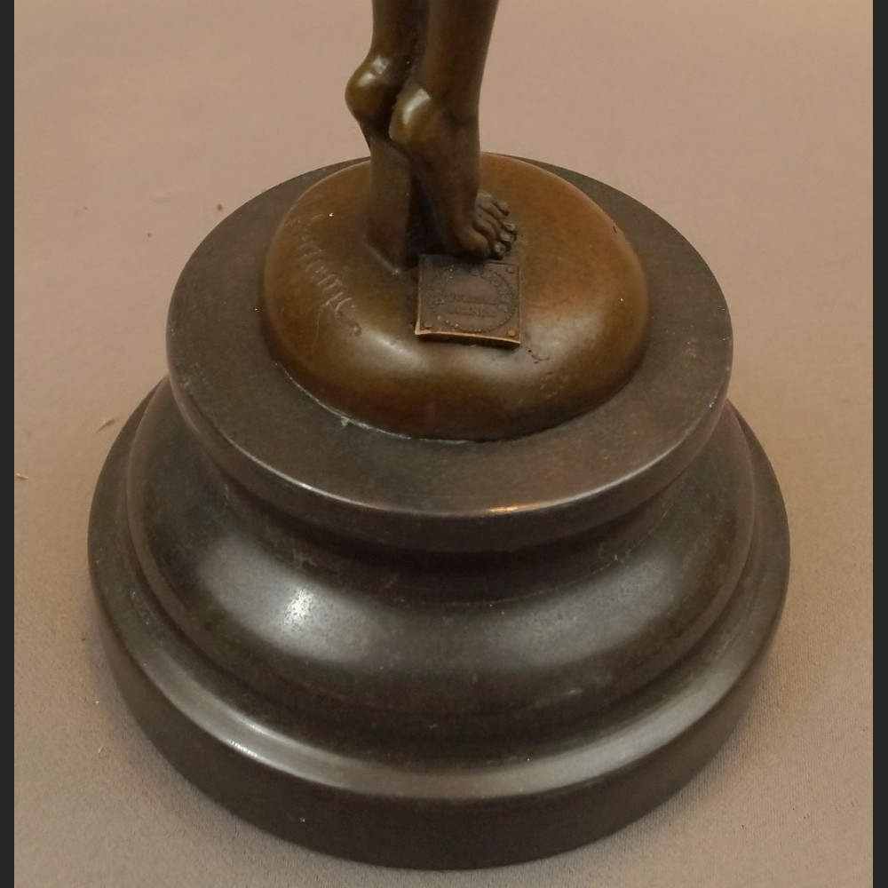 Diana akt z brązu Art Deco dziewczyna z łukiem  Diana akt z brązu Art Deco dziewczyna z łukiem