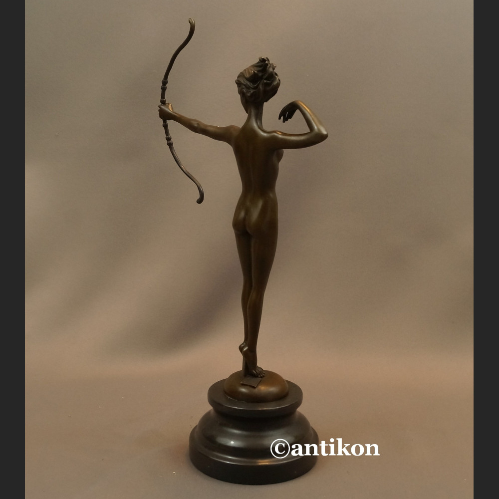 Diana akt z brązu Art Deco dziewczyna z łukiem  Diana akt z brązu Art Deco dziewczyna z łukiem