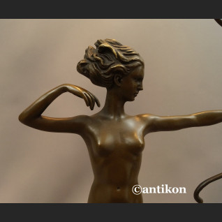 Diana akt z brązu Art Deco dziewczyna z łukiem  Diana akt z brązu Art Deco dziewczyna z łukiem
