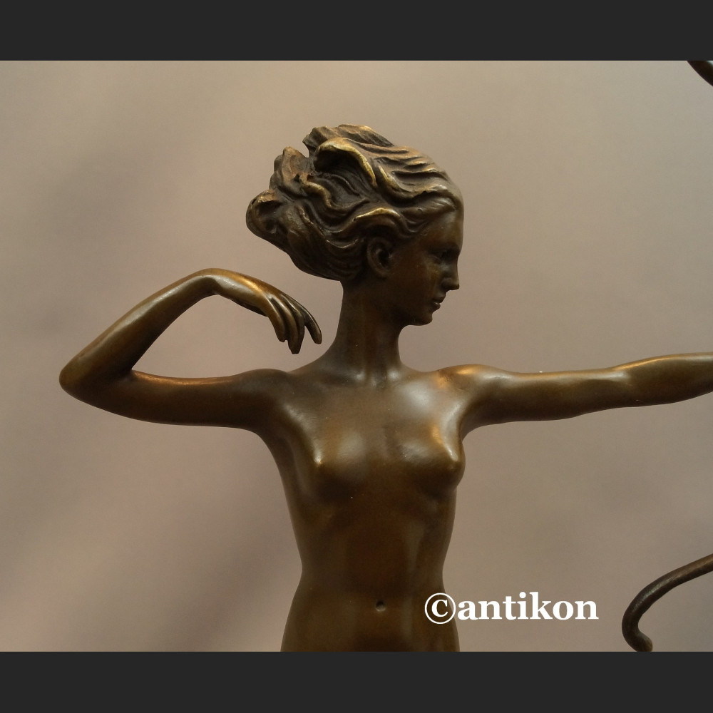 Diana akt z brązu Art Deco dziewczyna z łukiem  Diana akt z brązu Art Deco dziewczyna z łukiem