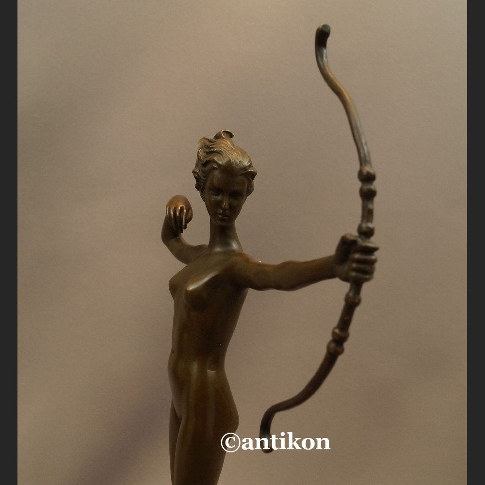 Diana akt z brązu Art Deco dziewczyna z łukiem  Diana akt z brązu Art Deco dziewczyna z łukiem