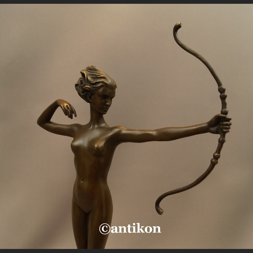 Diana akt z brązu Art Deco dziewczyna z łukiem  Diana akt z brązu Art Deco dziewczyna z łukiem