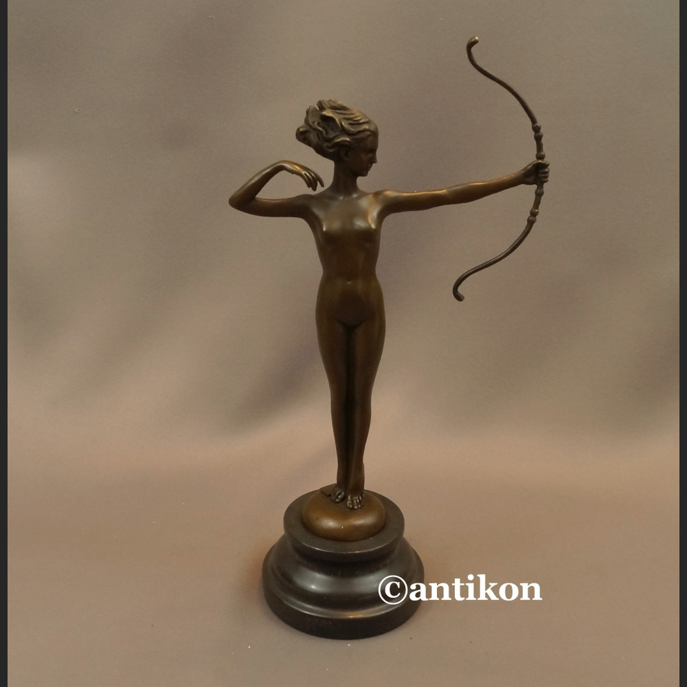 Diana akt z brązu Art Deco dziewczyna z łukiem  Diana akt z brązu Art Deco dziewczyna z łukiem