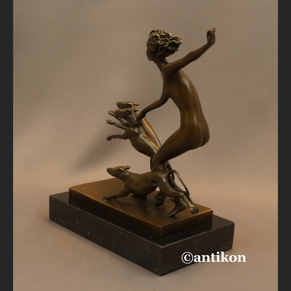 Rzeźba Diana z psami akt z brązu Art Deco  Rzeźba Diana z psami akt z brązu Art Deco