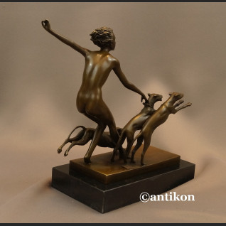 Rzeźba Diana z psami akt z brązu Art Deco  Rzeźba Diana z psami akt z brązu Art Deco