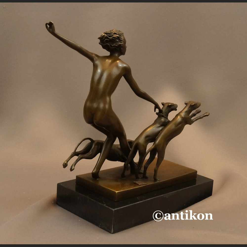 Rzeźba Diana z psami akt z brązu Art Deco  Rzeźba Diana z psami akt z brązu Art Deco