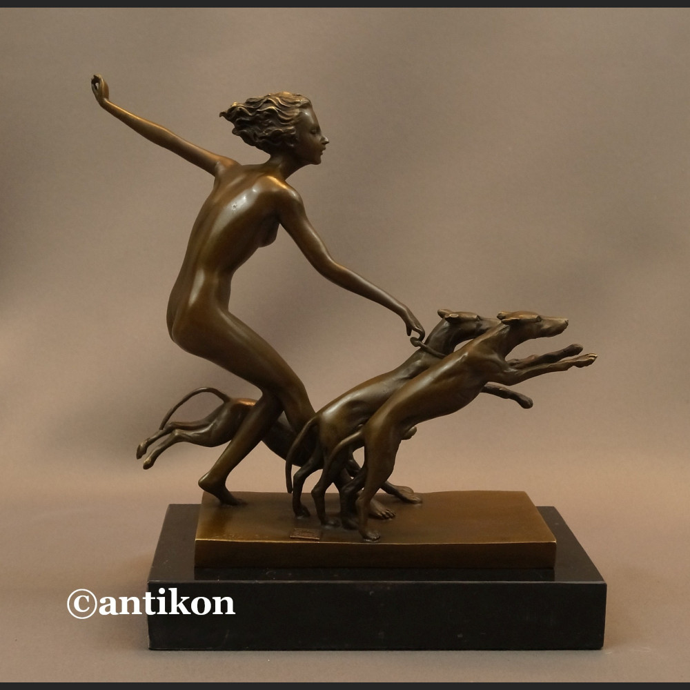 Rzeźba Diana z psami akt z brązu Art Deco  Rzeźba Diana z psami akt z brązu Art Deco